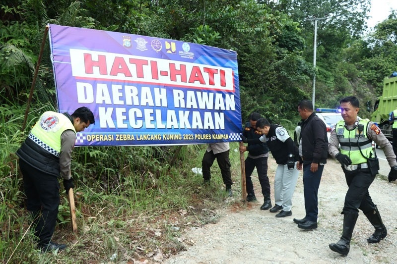Kapolres Kampar Cek Lokasi Rawan Longsor dan Kecelakaan  